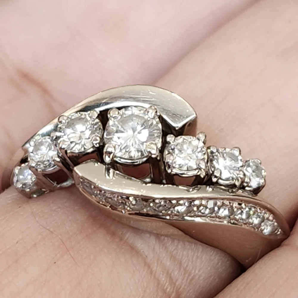 Beautiful Diamond ring In 14k Gold. - Picture 3 of 8